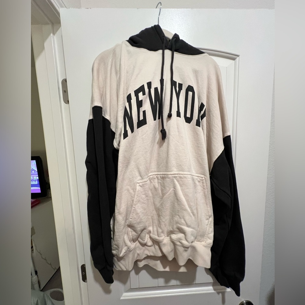Brandy Melville - John Galt New York Hoodie